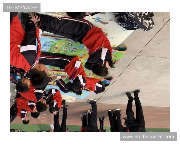 两人三足合作游戏挑战赛：同心协力展现团结与默契